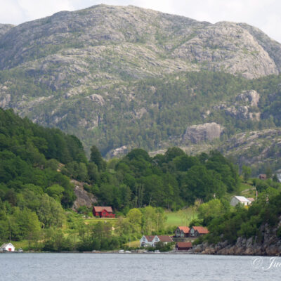 De bergen langs Lysefjorden zijn tot 1000 meter hoog en onder water is de fjord tot 467 meter diep, maar op sommige plekken maar zo’n 10 meter. De fjord is genoemd naar de kleur van het graniet in deze omgeving: dat is licht – lýsir in het Oud-Noors. Het water in de fjord vormt een compleet eigen ecosysteem: door de smalle vorm van de fjord kan het wel 10 jaar duren voordat water onderin is vervangen door zuurstofrijk water. Zoals alle fjorden in Noorwegen is ook de Lysefjord 10.000 jaar geleden gevormd toen Noord-Europa in laatste ijstijd werd bedekt door een ijskap die tot wel 2000 meter dik was. Na het terugtrekken van het ijs trok de mens achter de rendieren aan naar het noorden en uit de gevonden resten van een nederzetting blijkt dat hier al heel lang mensen wonen.