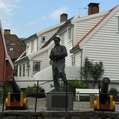 Standbeeld aan Admiraal Thore Horve en kanonnen in de binnenstad van Stavanger, leider van de Norwegian-Marine in de tweede wereldoorlog.