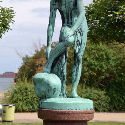 Het koperen beeld van Efter Badet. Kopenhagen, Denemarken - 25 september 2018: Het koperen standbeeld van Efter Badet na het bad door Carl Arsleff in Churchill Park.