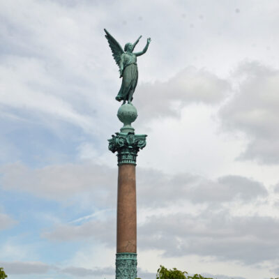 De Ivar Huitfeldt-zuil is een monument in Langelinie in Kopenhagen, Denemarken, gebouwd ter herdenking van de dood van admiraal Ivar Huitfeldt en zijn mannen van HDMS Dannebroge, die explodeerde en zonk in de Slag bij Køge Bat tijdens de Grote Noordse Oorlog. Het monument werd in 1886 gebouwd naar een ontwerp van Vilhelm Dahlerup. Ferdinand Edvard Ring was verantwoordelijk voor het standbeeld van de Romeinse godin van de overwinning, Victoria, en voor de reliëfs, terwijl Carl Brummer het architecturale ontwerp van het monument op zich nam. Het monument bestaat uit een marmeren zuil geplaatst op een hoge granieten sokkel en bekroond door een standbeeld van Victoria. Het is ongeveer 19 meter hoog en meet 3.377 x 3.77 meter aan de basis. De basis Vier bronzen reliëfs op de sokkel van het monument, één aan elke kant, tonen het portret van Huitfeldt, zijn wapenschild, zijn schip en een korte tekst. In het ontwerp zijn de kanonskogels verwerkt en het anker van het schip is aan de sokkel bevestigd.