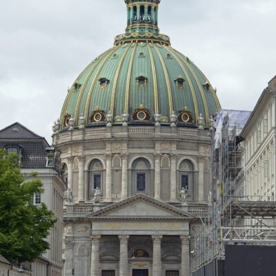 De Frederikskerk, in de volksmond ook bekend als Marmeren Kerk (Marmorkirke), is een luthers kerkgebouw in de Deense hoofdstad Kopenhagen. De kerk bevindt zich iets westelijk van Amalienborg. De kerk in het Kopenhaagse district Frederiksstaden werd in 1740 ontworpen door de Deense architect Nicolai Eigtved en was bedoeld om het 300-jarig regeringsjubileum van het Huis Oldenburg op te luisteren. De eerste steen werd op 31 oktober 1749 gelegd door koning Frederik V. Na de dood van Eigtved in 1754 werden de plannen voor de kerk aanzienlijk gewijzigd door de Franse architect Nicolas Henri Jardin. De bouw zou in Noors marmer worden uitgevoerd, maar dat bleek zo kostbaar dat in 1770 in opdracht van Johann Friedrich Struensee de bouw werd gestaakt. Twee jaar later werd Struensee geëxecuteerd en werden er weer verschillende initiatieven genomen om de bouw vlot te trekken. Ze mislukten en bijna 150 jaar lang bleef het kerkgebouw als ruïne staan. In 1874 verkocht de Deense Minister van Financiën, Andreas Frederik Krieger, voor 100.000 rigsdaler de ruïne van de onvoltooide kerk en het kerkplein aan Carl Frederik Tietgen. Voorwaarde voor de deal was dat Tietgen de kerk volgens het oorspronkelijke plan moest afbouwen en na voltooiing aan de staat moest overdragen. In ruil hiervoor zou Tietgen de rechten op naburige percelen verkrijgen voor ontwikkeling. De deal was destijds zeer omstreden. Krieger werd aanvankelijk beschuldigd van corruptie, maar werd bij een rechtszaak op 25 januari 1877 uiteindelijk vrijgesproken. Tietgen nam de architect Ferdinand Meldahl in de hand om het door hem gefinancierde kerkgebouw in zijn definitieve vorm te ontwerpen. Wegens financiële beperkingen liet men het plan varen om de hele kerk van marmer te bouwen. Alhoewel er bij de bouw van de kerk veel Noors marmer is toegepast, bestaan de bovenste delen van de kerk uit verschillende bouwmaterialen, waaronder kalksteen. Op 19 augustus 1894 werd de kerk voor het publiek geopend. Op de architraaf van de portico boven de ingang van de kerk zijn in vergulde letters de woorden HERRENS ORD BLIVER EVINDELIG (vert.: Het woord des Heren, blijft in der eeuwigheid. I Petrus 1: 25) aangebracht. De kerk heeft met een doorsnee van 31 meter de grootste koepel van Scandinavië. De koepel rust op 12 zuilen en vertoont gelijkenissen met de Sint-Pieter te Rome. De kerk wordt omringd door veel beelden. De beelden op straatniveau stellen een aantal bekende figuren voor uit de Deense kerkgeschiedenis, de beelden op de kerk variëren van Mozes tot Maarten Luther.  Het oorspronkelijke orgel is gemaakt in 1894 door de Kopenhaagse orgelbouwer Knud Olsen. Het orgel had 29 registers. De door Meldahl ontworpen orgelkas is geïnspireerd door voorbeelden in Venetië en Rome, en heeft houtsnijwerk van Hans Gyde Petersen. In 1963 werd een nieuw orgel geïnstalleerd. Het is gebouwd door Marcussen & Søn naar een ontwerp van Rolf Graae. Elf registers werden hergebruikt in het nieuwe orgel, dat in totaal 51 registers heeft.