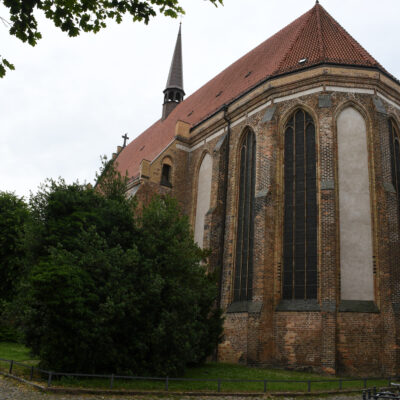 De Marienkirche is de hoofdkerk van Rostock en een belangrijk bouwwerk uit de Noord-Duitse baksteengotiek. Een vroeggotische voorganger werd voor het eerst in aktes uit 1232 vermeld. De bouw van de huidige driebeukige basiliek begon in 1290 en werd afgesloten in het midden van de 15e eeuw. De gedrongen bouwstijl van de Marienkirche uit zich in het grote schip en het imposante westwerk met een zware toren. In het oorspronkelijke plan was er sprake van een tweede toren, maar deze is nooit gebouwd. De kerk heeft het karakter van een centraalbouw, omdat het transept even lang is als het schip met een koor en het schip precies in het midden kruist. De Marienkirche laat een rijke aankleding zien, die tot uiting komt in het hoofdaltaar, de kansel, het kerkorgel, het bronzen doopvont en een astronomisch uurwerk. Van de voorreformatorische kunst van de middeleeuwen zijn vanwege de beeldenstorm slechts kleine restanten overgebleven. De reformatie werd in Rostock in 1531 ingevoerd.