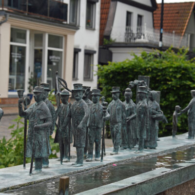 In de Alexandrinenstraße van Warnemünde staat een bezienswaardige fontein, die verwijst naar de "Warnminner Ümgang" (rondweg Warnemünde) als een belangrijke lokale traditie. In het verleden vond de parade van de feestelijk geklede burgers van Warnemünde altijd plaats wanneer het voormalige vissersdorp tegenover de stad Rostock een nieuwe vertegenwoordiger aanstelde. 