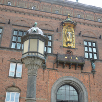 Het Stadhuis van Kopenhagen (Deens: Københavns Rådhus) is gelegen aan het plein Rådhuspladsen op de grens van het centrum van de stad en de wijk Vesterbro, nabij Tivoli en het Centraal Station. Het gebouw is ontworpen door architect Martin Nyrop en werd gebouwd in de periode 1892-1905. Nyrop liet zich voor het ontwerp inspireren door het stadhuis van Siena, Italië. Het stadhuis werd officieel op 12 september 1905 in gebruik genomen. Het gebouw heeft een imponerende voorgevel met in het midden, boven het balkon, een gouden standbeeld van Absalon, de stichter van Kopenhagen. Boven Absalon een oudere versie van het wapen van Kopenhagen. Aan de linkerzijde staat de toren van het gebouw, die met zijn 105,6 meter het gebouw tot een van de hoogste van de stad maakt. Het geluid van de klokken van de stadhuistoren is bij veel Denen bekend, doordat de Deense publieke omroep het geluid bij het radionieuws van 12.00 uur afspeelt (tot 2003 gebeurde dit live, sindsdien wordt een opname gebruikt). Ook luiden de raadhuisklokken voor veel Denen rechtstreeks op tv het nieuwe jaar in.