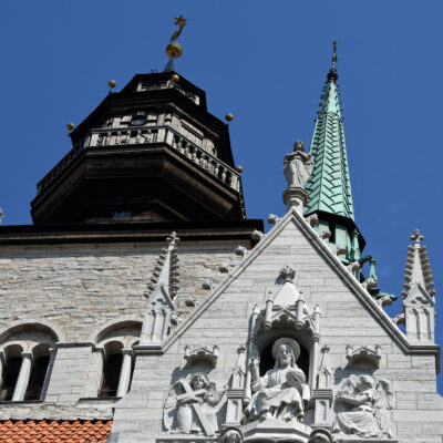 De kathedraal van Visby (Zweeds: Visby domkyrka) is een kathedraal in de kerk van Zweden, zetel van de bisschop van Visby. Het ligt in het centrum van Visby, de belangrijkste stad op het Zweedse eiland Gotland. Het werd gebouwd als de kerk van de Duitse handelaren in de stad in de 13e eeuw. De eerste kerk was waarschijnlijk een houten kerk, die later werd vervangen door een stenen gebouw. Oorspronkelijk gebouwd als basiliek, werd het achtereenvolgens uitgebreid  en in de Middeleeuwen herbouwd. Aan het einde van deze periode was het omgevormd tot een hallenkerk, wat het nog steeds is. In 1361 werden Gotland en de kerk onderdeel van Denemarken. Na de Reformatie was het de enige middeleeuwse kerk in de stad die nog in gebruik was, en in 1572 verheven tot kathedraal. Sinds 1645 maken Gotland en de kathedraal deel uit van Zweden. In 1899-1903 werd een grote renovatie uitgevoerd onder leiding van architect Axel Haig. De kathedraal bestaat uit een schip met twee zijbeuken, een vierkant koor, een vierkante westelijke toren en twee kleinere, achthoekige torens in het oosten. Stilistisch is het verwant aan middeleeuwse Duitse modellen, met name uit Westfalen en het Rijnland, maar ook indirecte invloeden uit Frankrijk zijn waarneembaar in de gotische architectuur van de kathedraal. De architectuur beïnvloedde op zijn beurt zowel de plaatselijke kerkbouw op Gotland als bepaalde elementen in de kathedralen van Linköping en Uppsala op het Zweedse vasteland. Het bevat meubels uit verschillende eeuwen; het hoofdaltaarstuk is een neogotisch stuk uit 1905.