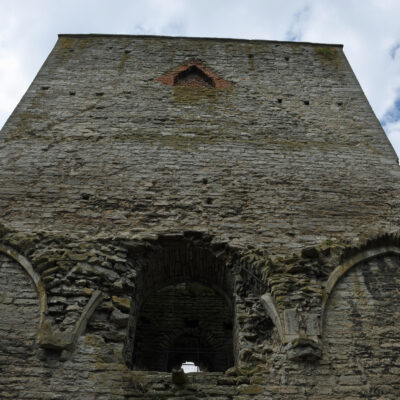 St. Drotten's Church werd rond 1240 naast de Saint Lars Church gebouwd als de Duitstalige parochiekerk in Visby. Beide kerken werden verlaten in verband met de Reformatie in Zweden die koning Gustav Vasa in de jaren 1530 uitvoerde.  Puur architectonisch gezien verschilt Saint Lars in zijn vorm van andere Visby-kerken. Het was waarschijnlijk geïnspireerd door Byzantijnse architectuur, terwijl de andere kerken in Visby vergelijkbaar waren met de Duitse kerkstijl.  De kerk was gewijd aan de Heilige Drie-eenheid, maar werd Drotten genoemd naar een oud-Noors woord dat Heer of Koning betekent, d.w.z. verwijzend naar God. Het is vergelijkbaar met Sankt Clemens, maar kleiner en waarschijnlijk ouder. Het lijkt voornamelijk in de 13e en 14e eeuw te zijn gebouwd. 