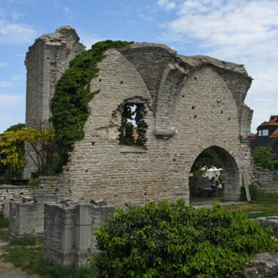  St. Hans en St. Peter zijn twee met elkaar verbondenkerkruïnes in Visby, Gotland. De kerken die er nu staan, werden gebouwd in de 13e eeuw en waren gewijd aan respectievelijk Johannes de Evangelist en Petrus de Apostel