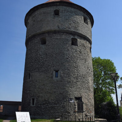 Kiek in de Kök (Nederduits voor kijkje in de keuken) is een oude kanontoren in Tallinn aan de zuidwestkant van de oude binnenstad. Kiek in de Kök is de Nedersaksische naam voor ronde kanontorens die in de late middeleeuwen deel uitmaakten van de verdedigingswerken van met name de Hanzesteden. De naam verwijst naar de positie die de soldaten hadden die de toren bemanden. Vanaf de toren kon men rechtstreeks in de keukens van de lager gelegen woonhuizen kijken. In het gehele gebied van de Hanze en de Duitse Orde werd in de late middeleeuwen het Middelnederduitsgesproken, dat zo dienstdeed als gemeenschappelijke taal. Zodoende staan verschillende kanontorens in bijvoorbeeld Tallinn en Gdańsk (Danzig) nog bekend onder de naam Kiek in de Kök. De toren in Tallinn is een van de best bewaarde en maakt deel uit van het stadsmuseum (Linnamuuseum) van de Estse hoofdstad. De toren is 38 meter hoog, de doorsnede is 17 meter en de muren zijn 4 meter dik.