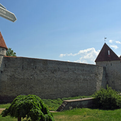 De Stadsmuur van Tallinn is de middeleeuwse stadsmuur die om de oude binnenstad van de Estse hoofdstad Tallinn loopt. De eerste muur was gebouwd 13e eeuw. Van de oorspronkelijke 2,4 km lange muur is tegenwoordig nog 1,9 km intact. Dit maakt de muur een van de meest intacte middeleeuwse muren van Europa. Ook staan er nog 20 stadstorens waaronder de Kiek in de Kök, Lange Herman en Dikke Margareta.