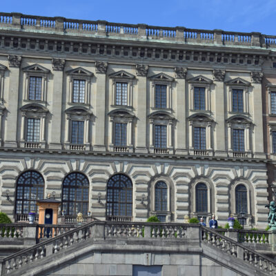  Het Stockholms slot (Zweeds: Kungliga Slottet ), of Koninklijk Paleis, is de officiële residentie van de Zweedse koninklijke familie. Het slot ligt op het eiland Gamla Stan in Stockholm en is het oudste nog steeds dienstdoende paleis ter wereld. Al in de 13e eeuw werden de eerste fundamenten gelegd voor dit paleis, toen Tre Kronor (Drie Kronen) geheten. In 1697 echter werd het hele paleis in de as gelegd en werd er met de bouw van het nieuwe begonnen. Pas in 1754 werd het hele gebouw voltooid. Het paleis heeft 1.430 kamers, waarvan 660 ramen hebben, het is 42.000 m² groot. In het paleis ligt de Livrustkammaren, het oudste museum van Zweden.