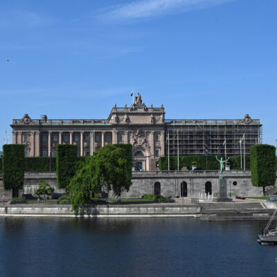 bronzen standbeeld van een man buiten het Museum van Middeleeuws Stockholm. 