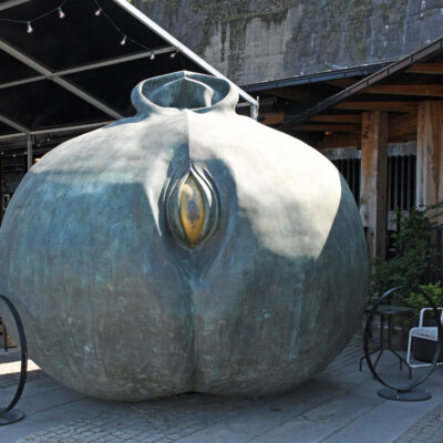 Dit indrukwekkende kunstwerk bevindt zich buiten het Fotografisch Museum (Fotografiska) in Stockholm. Het bronzen beeld, van de Zweedse kunstenaar Dan Wolgers, heet 'Torso'..... Mist u zowel een lichaam als een oog?