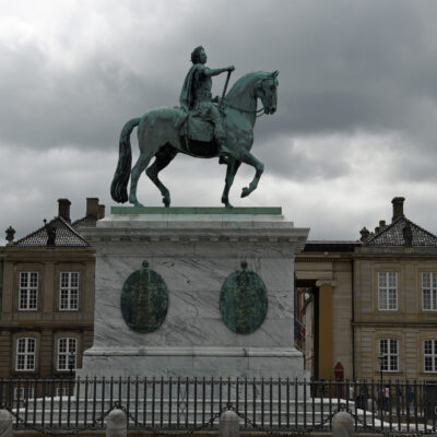 Een ruiterstandbeeld van koning Frederik V van Denemarken staat in het midden van het Amalienborg-plein in Kopenhagen, omlijst door de vier symmetrische vleugels van het Amalienborg-paleis.  Het beeld stelt de koning voor in klassieke kledij, gekroond met lauweren en met uitgestrekte hand, een stokje vasthoudend. In opdracht van de Deense Oost-Indische Compagnie werd het in 1768 in neoklassieke stijl ontworpen door Jacques Saly en in 1771 in brons gegoten.  De schijnbare waardigheid en rust in de afbeelding van de koning is typerend voor Deense voorstellingen van vorsten.  Het wordt beschouwd als een van de opmerkelijke ruitermonumenten van zijn tijd. 