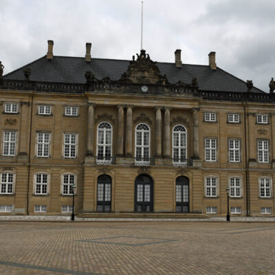 Amalienborg in het stadsdeel Frederiksstaden te Kopenhagen is de residentie van de Deense vorstin Margrethe II van Denemarken en haar twee zonen Frederik en Joachim met hun families. De gebouwen dateren van omstreeks 1750. Sinds 1794 wordt het paleis gebruikt als koninklijke residentie. De vier, vrijwel identieke, paleizen staan in een vierkant rond een achthoekige plein met in het midden het standbeeld van Frederik V. De vier paleizen zijn vernoemd naar Deense vorsten: •	Christian VIII (noordelijke vleugel); de officiële naam is Paleis Levetzau. De benedenverdieping is ingericht als museum. Op de bovenverdieping bevindt zich het appartement van prins Joachim. •	Frederik VIII (oostelijke vleugel); de officiële naam is Paleis Brockdorff. Dit is het woonpaleis van koning Frederik X met zijn gezin. •	Christian IX (zuidelijke vleugel); de officiële naam is Paleis Schack. Dit is het woonpaleis van koningin Margrethe II. •	Christian VII (westelijke vleugel); de officiële naam is Paleis Moltke. Dit is het gastenverblijf en is opengesteld voor publiek als er geen gasten verblijven.