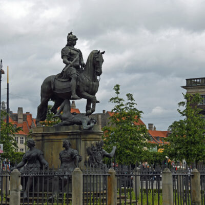 Een ruiterstandbeeld van koning Frederik V van Denemarken staat in het midden van het Amalienborg-plein in Kopenhagen, omlijst door de vier symmetrische vleugels van het Amalienborg-paleis.  Het beeld stelt de koning voor in klassieke kledij, gekroond met lauweren en met uitgestrekte hand, een stokje vasthoudend. In opdracht van de Deense Oost-Indische Compagnie werd het in 1768 in neoklassieke stijl ontworpen door Jacques Saly en in 1771 in brons gegoten.  De schijnbare waardigheid en rust in de afbeelding van de koning is typerend voor Deense voorstellingen van vorsten.  Het wordt beschouwd als een van de opmerkelijke ruitermonumenten van zijn tijd.  Frederik V (Kopenhagen, 31 maart 1723 — aldaar, 13 januari 1766) was koning van Denemarken en Noorwegen van 1746 tot zijn dood in 1766. Hij was de zoon van Christiaan VI van Denemarken en Sophia Magdalena van Brandenburg-Kulmbach.