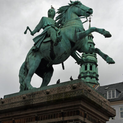 Het ruiterstandbeeld van Absalon op Højbro Plads in Kopenhagen werd in 1902 onthuld ter gelegenheid van de 700e verjaardag van de dood van bisschop Absalon, de legendarische stichter van de stad. Absalon of Axel (Fjenneslev, ± 1128 – Sorø (Seeland), 21 maart 1201) was een Deense aartsbisschop en staatsman. Hij geldt als de stichter van Kopenhagen.

