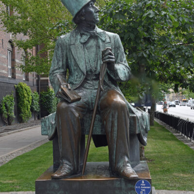 Standbeeld H.C. Anderdsen : Hans Christian Andersen (Odense, 2 april 1805 – Kopenhagen, 4 augustus 1875) was een Deens schrijver en dichter, het bekendst om zijn sprookjes. In eigen land wordt hij gewoonlijk bij zijn voorletters H.C. Andersen genoemd.