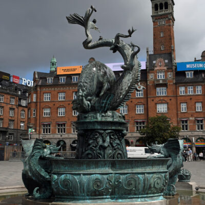 De Drakenfontein staat op Rådhuspladsen, het centrale plein van Kopenhagen. Het beeld is gemaakt van brons en is in 1904 voor het Stadhuis van Kopenhagen geplaatst. Het beeld stelt een gevecht voor tussen een draak en een stier. Het beeld van de stier staat er niet vanaf het begin bij; het is pas in 1923 geplaatst door Joakim Skovgaade.