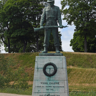 Dit betekenisvolle standbeeld verwelkomt u bij de ingang van Kastellet. Ter nagedachtenis aan de Denen die hun leven gaven als vrijwilliger in dienst van de geallieerden van de Tweede Wereldoorlog.