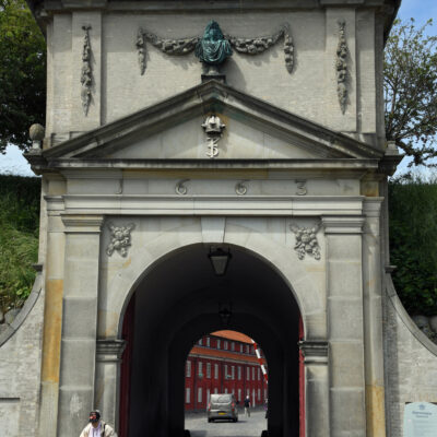 Kastellet is een vestingwerk in de Deense hoofdstad Kopenhagen, nabij het monument van de kleine zeemeermin, de Gefionfontein en Langelinie. Het is aangelegd in de vorm van een vijfhoek met vijf bastions. Deze dragen de namen Koningsbastion (Kongens Bastion), Koninginnebastion (Dronningens Bastion), Gravenbastion (Grevens Bastion), Prinsessenbastion (Prinsessens Bastion) en Prinsenbastion (Prinsens Bastion). In Kastellet bevinden zich een kerk, een gevangenis en een windmolen. Het complex is eigendom van het Deense Ministerie van Defensie. Onder andere de chef-staf, de Deense Hjemmeværnet (binnenlandse vrijwilligerstroepen), het Forsvarets Efterretningstjeneste (militaire geheime dienst), de Forsvarets Auditørkorps (militaire openbaar ministerie) en de bibliotheek van het koninklijke garnizoen huizen in het gebouw. Kastellet vormt een militair terrein, een cultureel-historisch monument, een museum en een park, dat veel Kopenhagenaars gebruiken voor wandelingen.