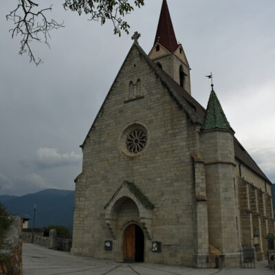 De Sint-Pieter in Schrambach is zeer oud, deels gotisch. Rond 1248 wordt daar een kerk genoemd, die rond 1503 haar huidige vorm kreeg. De plaatsnaam Schrambach komt al in 1100 voor in de vorm "Scranbach" en ook in "Schremach". Grondig gerenoveerd in 2003.