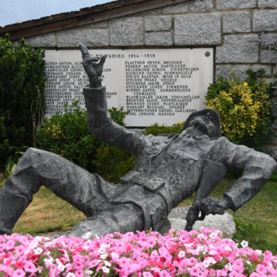 Sculptuur, "Slachtoffer van de Wereldoorlog" van Othmar Winkler,, Josef-Telser-Straße, Feldthurns, Italië