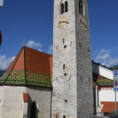 De parochiekerk van St. James in Latzfons is geen gewoon kerkgebouw, maar er zijn twee gebouwen. In 1153 werd de parochiekerk van St. James in Latzfons voor het eerst genoemd, waardoor deze ouder was dan de parochiekerk in Chiusa of de meeste kerken in de andere dorpen en gehuchten in de omgeving. In 1523 vond de wederopbouw plaats in laatgotische stijl. Verdere verbouwingen hebben geleid tot het huidige uiterlijk, waarvan de meest opvallende zeker de uitbreiding uit 1999 is. Het schip van de oorspronkelijke kerk werd ongewijzigd overgenomen, maar de gevel aan de ingangszijde werd gesloopt. Tot slot werd een ruime en lichte kamer toegevoegd aan de bestaande delen van het gebouw. Alleen de toren uit de 14e eeuw kijkt zoals altijd uit over de kerk en het dorp.