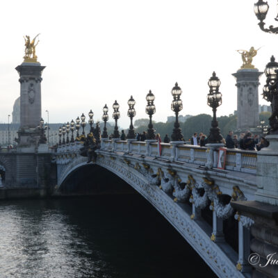 De Pont Alexandre-III is een brug te Parijs in beaux-arts-stijl, overvloedig versierd met lantaarns, cherubijnen, nimfen en gevleugelde gouden paarden. De brug werd gebouwd tussen 1896 en 1900, op tijd voor de Wereldtentoonstelling, door de ingenieurs Jean Résal en Amédée D'Alby en de architecten Cassien-Bernard en Gaston Cousin en genoemd naar tsaar Alexander III. Diens zoon, Nicolaas II, legde op 7 oktober 1896 de eerste steen. De brug staat symbool voor het verdrag van de Frans-Russische Alliantie. De stijl van de brug weerspiegelt die van het Grand Palais, het paleis op de Rive Droite waar de brug op uitkomt. De constructie, bestaande uit een zes meter hoge stalen boog over de Seine, is een wonder van 19e-eeuwse bouwkunst. Het ontwerp was gebonden aan regels die bepaalden dat de brug het uitzicht op de Champs-Élysées en de Invalides niet mocht blokkeren.