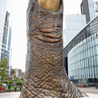 De duim is een werk van César Baldaccini en het is een van de kunstwerken van La Défense,  12 m hoog en met een gewicht van 18 ton.