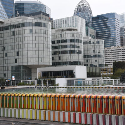 Fountain (of Fountain of Agam) is een installatie van Yaacov Agam. Het is een van de kunstwerken van de Defensie, in Frankrijk. La Fontaine ligt in het midden van de esplanade de la Défense, op het grondgebied van de gemeenten Courbevoie en Puteaux, op de route van de historische as. Het werk bestaat uit een rechthoekig bassin van 57 m bij 26 m, bedekt met email van verschillende kleuren. Het bassin mondt aan het ene uiteinde uit via een overlaat en vormt een waterval. Het wordt aangedreven door 66 autonome waterstralen, elk verlicht door zijn eigen schijnwerpers. Het werk werd in 1977 ingehuldigd.