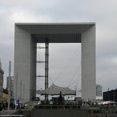 La Grande Arche de la Fraternité (De grote boog van de broederschap), beter bekend onder de naam l'Arche de la Défense of Grande Arche, is een gebouw in het zakendistrict La Défense in Puteaux, ten westen van Parijs. De Deense architect Johan Otto von Spreckelsen wilde een 20e-eeuwse versie van de Arc de Triomphe realiseren. Hiermee werd in 1985 een aanvang gemaakt. Een jaar voor zijn overlijden, in 1987, droeg hij het werk over aan de Franse architect Paul Andreu. Het gebouw werd geopend op 14 juli 1989, precies 200 jaar na de bestorming van de Bastille. Deze gebeurtenis wordt gezien als het begin van de Franse Revolutie. De opening was tevens ter gelegenheid van het bijeenkomen te Parijs van de Groep van Zeven (G7), van 14 tot 16 juli dat jaar. Dit moderne monument heeft de vorm van een deur die zich opent naar de wereld. Met 110 meter hoog, 108 meter lang en een breedte van 112 meter is de Grande Arche vrijwel kubusvormig. Het verzinnebeeldt een vierdimensionale hyperkubus, ook wel tesseract genoemd, geprojecteerd in de driedimensionale realiteit. De binnenkant van het bouwwerk is open, waardoor het, net als de Arc de Triomphe, een voorbeeld is van een urban window. Glazen liften naar de top bieden een panoramisch uitzicht. Het dakterras is vele jaren gesloten geweest, maar sinds 2017 weer geopend voor publiek, na een grote renovatie. Hierbij werden de minder sterke en meer onderhoud vergende marmeren platen op de betonnen constructie vervangen door platen van graniet, waardoor de speling van het licht enigszins veranderde. In het gebouw, dat 35 verdiepingen telt, werken 4000 mensen. Er zijn kantoren in gevestigd. De bovenste verdiepingen zijn onder andere in gebruik als expositieruimte (het 1200 m² grote museum voor fotojournalistiek), winkel en restaurant. Het restaurant is vanaf 12:00 tot 18:30 u. dagelijks geopend, in tegenstelling tot de beginjaren. Het is met een eigen lift bereikbaar, mede in het kader van privacy. De Grande Arche staat in dezelfde lijn als de Arc de Triomphe, Arc de Triomphe du Carrousel in de Tuilerieën en de glazen piramide van het Louvre. Deze lijn wordt de Axe historique genoemd, ook bekend staand als "Triumphal Way”,