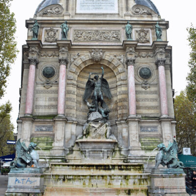 De Fontaine Saint-Michel is een fontein op de Place Saint-Michel in het centrum van Parijs. Ze werd ingehuldigd op 15 augustus 1860 en het is sinds 1926 erkend als historisch monument. Ze neemt de volledige hoekgevelmuur op de kruising van Boulevard Saint-Michel met de Place Saint-Michel in, in het verlengde van de Pont Saint-Michel.